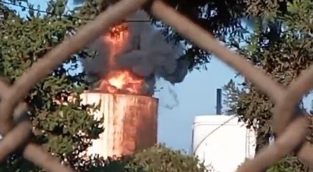 آتش‌سوزی در مخازن نفتی نزدیک نیروگاه تعطیل شده الزهرانی لبنان
