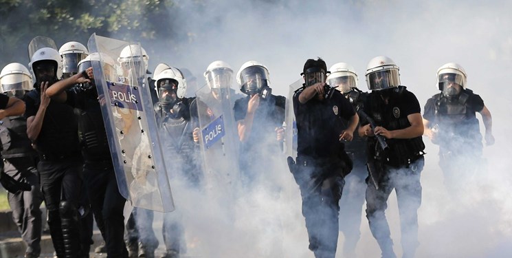 برخورد خشونت آمیز پلیس ضد شورش ترکیه با تجمعات مردمی در آنکارا