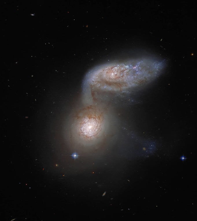 تصویر “تلسکوپ فضایی هابل” از ۲ کهکشان عظیم با نیروی گرانشی زیاد!